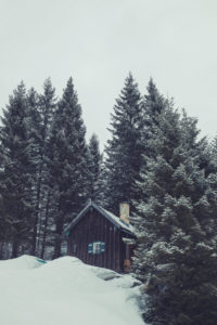 Verschneite Hütte in den Alpen Verschneite Hütte in den Alpen